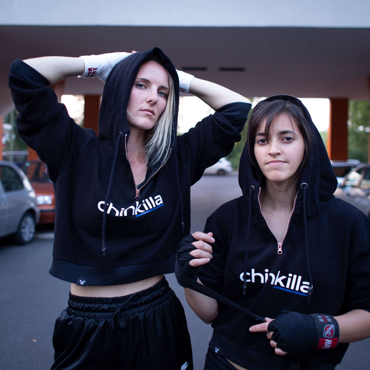 Chinkilla in sportswear, Dani und Sarah